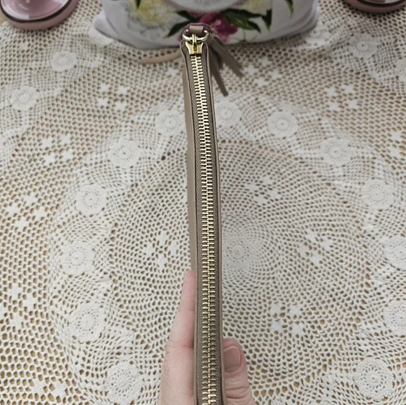 Dooney & Bourke Oyster Leather Wristlet/Clutch With Out Wrist Strap - Picture 5 of 10